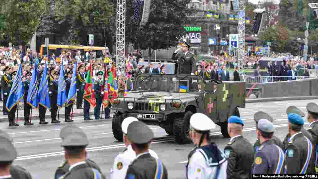 Міністр оборони Степан Полторак виконує об'їзд військ перед початком параду