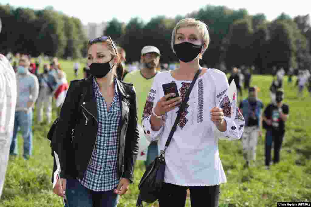 Місце проведення мітингу було огороджено, представники поліції стежили за людьми та пропускали їх через металошукачі