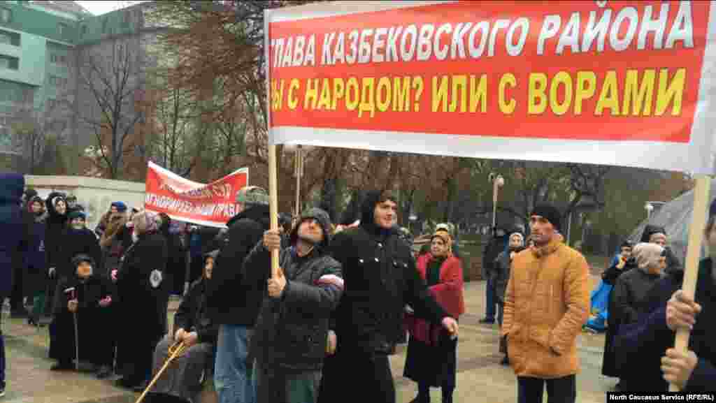 "Вы с народом или с ворами?" - спрашивают артлухцы у главы Казбековского района Дагестана Гаджимурада Мусаева