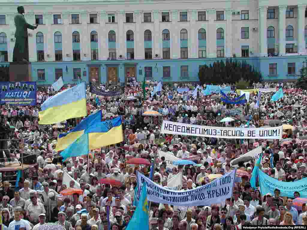 3. Год 2007-й, Симферополь, площадь Ленина. Среди лозунгов на транспарантах – требование вернуть Крыму его «истинное лицо» – восстановить историческую топонимику. Лишь в этом году власти Украины показали желание решить эту проблему в рамках декоммунизации.