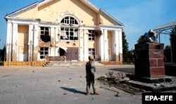 Український військовий біля знищеного пам’ятника Володимиру Леніну на центральній площі в Суджі, Курська область, Росія, 21 серпня 2024 року