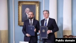 Հայաստանի արտգործնախարար Արարատ Միրզոյանն ու ԱՄՆ պետքարտուղար Էնթոնի Բլինքենը Վաշինգտոնում ստորագրում են ռազմավարական գործընկերության մասին կանոնադրություն, 14-ը հունվարի, 2025թ., լուսանկարը՝ ՀՀ ԱԳՆ լրատվականի
