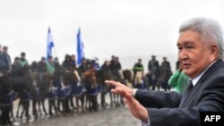 Лидер партии "Ар-Намыс" Феликс Кулов, село Байтик, 8 октября 2010 года. 