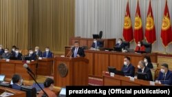 Президент С.Жээнбеков 30-июнда өкмөт мүчөлөрүнүн ант берүү аземинен кийин парламентте билдирүү жасады.