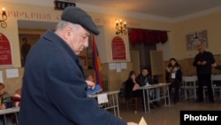 Քվեարկություն Երեւանի ընտրատեղամասերից մեկում, արխիվային լուսանկար