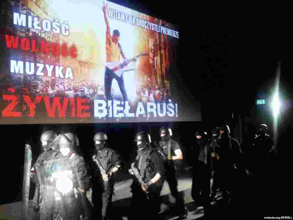 Мастацкі фільм “Жыве Беларусь!” рэжысэра Кшыштафа Лукашэвіча прысьвечаны сучаснай Беларусі і зьняты пры актыўным удзеле беларусаў. Людзі ў экіпіроўцы спэцназу на прэм'еры.