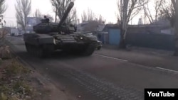 Танк у Донецьку на вулиці Купріна, скріншот з відео на YouTube, поширеного 8 листопада 2014 року
