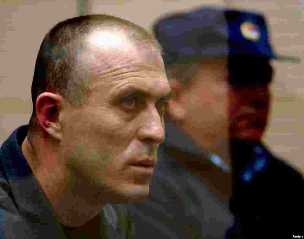 Звездан Йованович, бывший замесититель командира элитного отряда "Красных беретов" спецназа МВД Сербии в суде в 2003 году. Его и еще 11 человек обвинили в подготовке заговора с целью убийства Джинджича.
