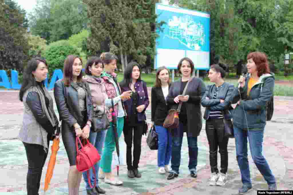 Представители диаспоры крымских татар в Центральном парке отдыха в Алматы хором исполняют песню «Гузель Къырым» («Прекрасный Крым»), наполненную тоской депортированного народа по родине. 
