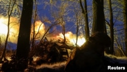 Украинские военные ведут огонь из 152-мм буксируемой пушки «Гиацинт-Б», Харьковщина, январь 2025 г.
