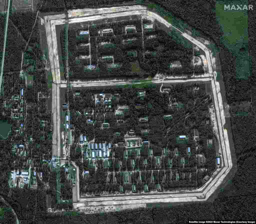ДО (фото ліворуч): Об’єкт в Октябрьському, 18 вересня. Через кілька годин після того, як було зроблено це фото, десятки, ймовірно, українських крилатих ракет влучили в це місце. Очевидці повідомили, що під час ударів почули характерне гудіння турбореактивних двигунів, що підтверджує теорію про використання українських крилатих ракет «Паляниця». ПІСЛЯ: На цьому фото від 22 вересня тліє база «Октябрський», яка, судячи зі знімку, значною мірою зруйнована