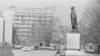Памятник основателю Советского Союза Владимиру Ленину в пражском районе Дейвице сфотографирован в 1981 году.<br />
<br />
Статую открыли в 1972 году, а снесли ее в 1990 году после Бархатной революции 1989 года, свергшей коммунистическое правление в тогдашней Чехословакии. Основа статуи в форме трамплина была популярна среди скейтбордистов, пока ее не убрали в 2007 году, а пространство не засеяли травой