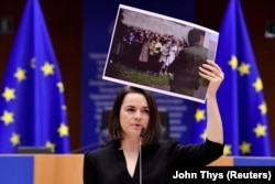 Лидер белорусской оппозиции Светлана Тихановская выступает с речью на вручении премии Сахарова в Европейском парламенте в Брюсселе 16 декабря 2020 года.