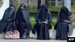 Merkel najavila potpuno ukidanje nošenja burke, navodeći da "integralno prekrivanje lica treba da bude zabranjeno tamo gde je pravno moguće"