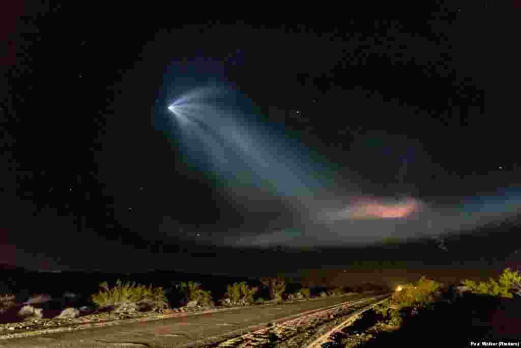 Ракета Falcon 9 промайнула небом над гайвеєм 66 у Каліфорнії у 2018 році. Хоча майбутній пілотований політ ознаменує нову еру самостійності для космічної програми США, якщо вона буде успішною, стосунки між NASA та її російським колегою Роскосмосом, схоже, продовжуватимуться. Раніше цього місяці адміністратор NASA Джим Бріденстайн заявив: «Ми хочемо, щоб відносини в освоєнні космосу залишалися міцними. Ми бачимо день, коли російські космонавти зможуть запускати американські ракети, а американські космонавти зможуть запускати російські ракети. Пам'ятайте, що половина Міжнародної космічної станції – російська, і ми мусимо бути впевненими, що маємо постійний доступ до неї, і що вони мають постійний доступ до неї, то ми повинні бути готові до запуску на транспортних засобах один одного»