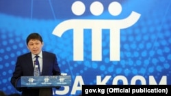 Руководитель аппарата президента Сапар Исаков на конференции "Таза коом", 30 мая 2017 года.