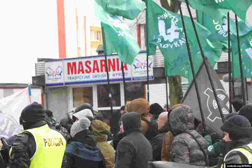 «Кельцкі крыж» на адным са сьцягоў.