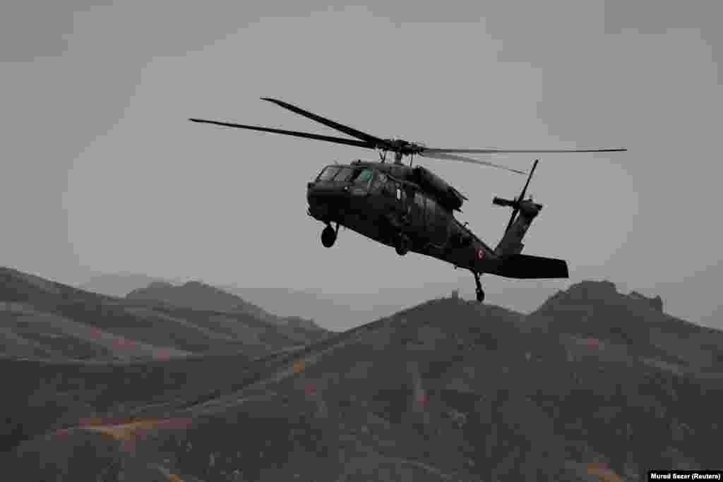 Turski vojni helikopter patrolira iznad tursko-iranske granice u pokrajini Van, Turska (21. avgust)