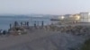 Migranti, koji su doplivali iz Maroka u Španiju, prelaze ogradu na plaži u El Tarajalu, u Ceuti, Španija, 17. maja 2021. godine