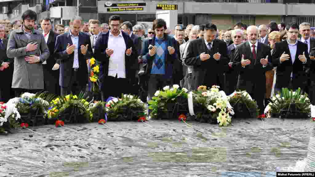Polaganje cvijeća na Spomen obilježje ubijenoj djeci opkoljenog Sarajeva 1992.-1995., 06. april 2012. Foto: RSE / Midhat Poturović