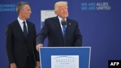 АКШ президенти Доналд Трамп жана НАТОнун баш катчысы Йенс Столтенберг.