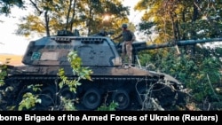 Український боєць стоїть на російській самохідній гаубиці 2С19 «Мста-С», захопленій під час наступу ЗСУ на Харківщині, 12 вересня 2022 року