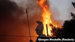  Unul dintre incendii a izbucnit în satul Kouvaras, la aproximativ 27 km sud-est de capitala Greciei și s-a extins rapid cu ajutorul vântului.