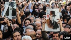 تصویری از تشییع پیکر ناصر ملک مطیعی هنرمند پرآوازه سینمای ایران که پس از انقلاب اجازه کار پیدا نکرد