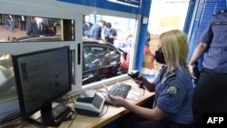 Prije nego što Hrvatska postane dio Schengen sistema, potrebno je da odluka Vijeća ministara bude potvrđena u Europskom parlamentu, potom ponovo od Vijeća ministara, pa država članica EU. Dug je put dok i prelaz između Hrvatske i Slovenije sa fotografije ne bude prošlost. 