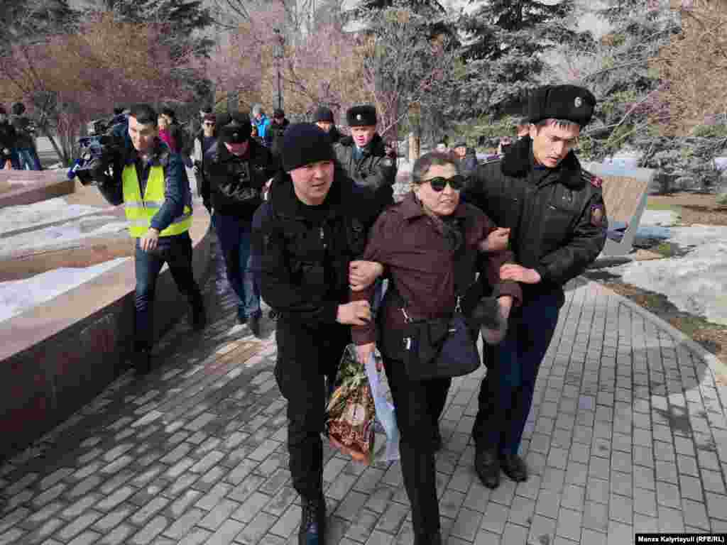 Нур-Султан жана Алматы шаарында бозгундагы саясатчы Мухтар Аблязов түзгөн “Казакстан демократиялык тандоо” кыймылынын митингинде ондогон кишилер кармалды. Саясий кыймыл Казакстандын бир нече шаарында нааразылык акциясына чыгууга үндөгөн.