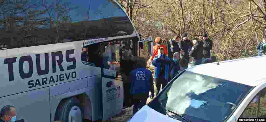 Autobus nakon ukrcavanja putnika koji sedmicama čekali rješenje za pitanje više od hiljadu ljudi smještenih u lošim uslovima nedaleko od grada Bihaća. 