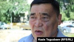 Правозащитник и журналист Рамазан Есергепов возле здания Алматинского городского суда. Алматы, 31 июля 2017 года.