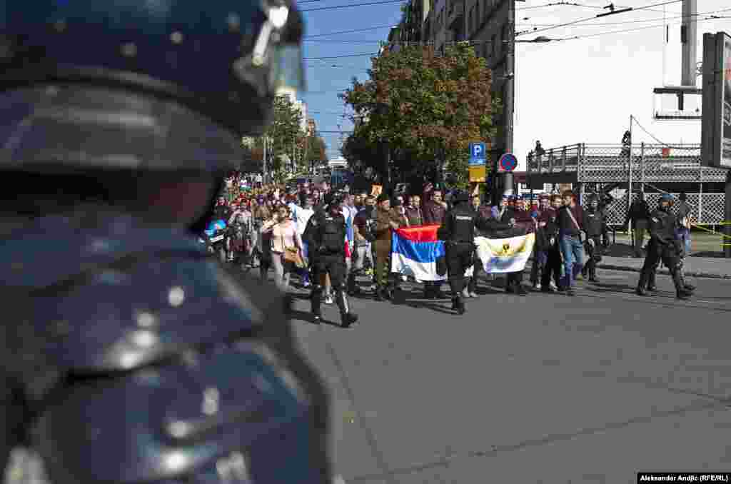 Pripadnici desničarskih grupa i ostali protivnici Parade ponosa okupili su se i 28. septembra po podne sa namerom da prođu do Slavije, ali ih je policijski kordon zaustavio na uglu sa Njegoševom ulicom.
