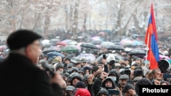 Վազգեն Մանուկյանը ելույթ է ունենում Ազատության հրապարակում հրավիրված հանրահավաքի ընթացքում, 20-ը փետրվարի, 2021թ.