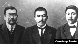 Основоположники национальной партии "Алаш" (слева направо): Ахмет Байтурсынов, Алихан Букейханов и Миржакып Дулатов.