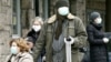 Ljudi čekaju pregled na korona virus ispred Kliničkog centra Univerziteta u Sarajevu, 25 mart 2020.