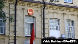 Laura Harth, aktivistkinja za ljudska prava u organizaciji Safeguard Defenders, kaže da su policijske stanice "prerušene" u konzularna predstavništva. (na fotografiji jedno od kineskih diplomatskih predstavništava u svijetu, Litvanija)