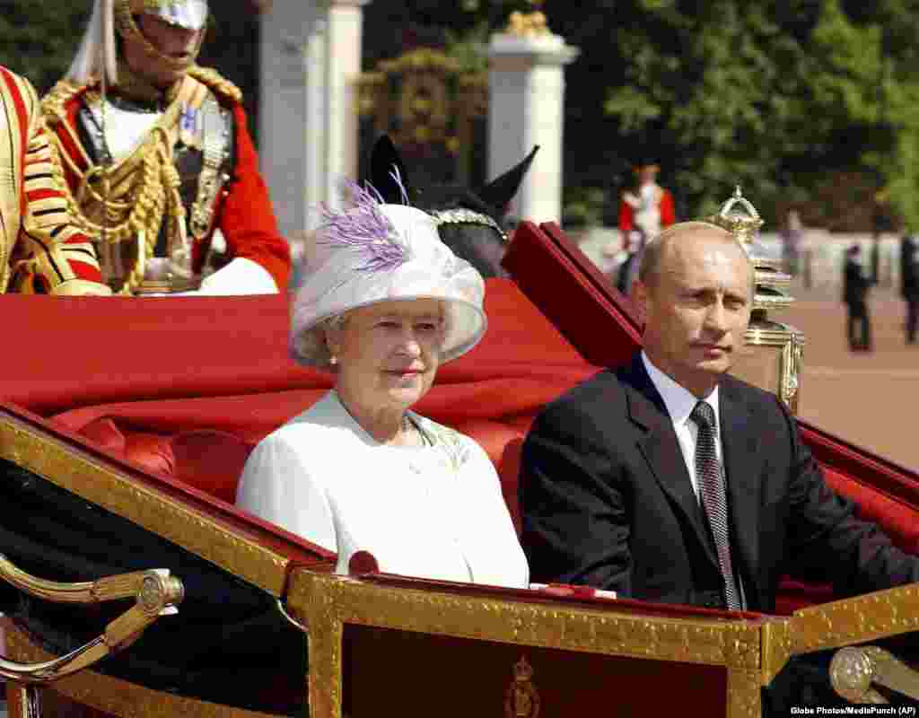 Kraljica Elizabeta II i ruski predsednik Vladimir Putin dolaze u Bakingemsku palatu, London, 24. juna 2003. 