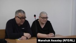 Слева направо: адвокат Сабит Исабеков и подсудимая — гражданская активистка Дильнар Инсенова — на оглашении приговора. Алматы, 9 января 2019 года.