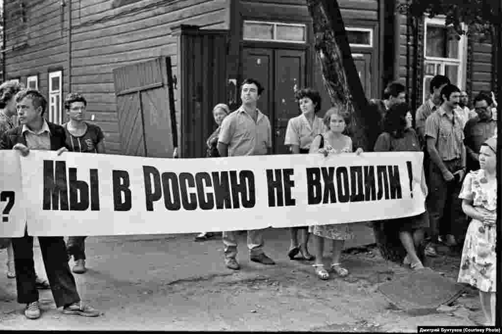 Вот так татарские активисты и жители Казани встречали президента РСФСР Бориса Ельцина, который приехал в столицу Татарии в августе 1990 года. 