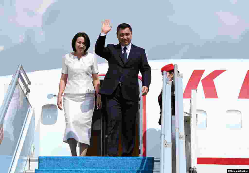 Президент Садыр Жапаров жана анын жубайы, биринчи канайым Айгүл Асанбаева учактан түшүп баратышат. 
