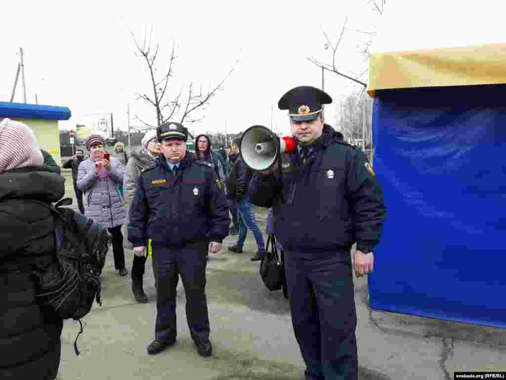 Да пратэстоўцаў прыехаў намесьнік начальніка Рагачоўскага РАУСу падпалкоўнік Серабро, папярэдзіў, каб не парушалі грамадзкі парадак. “Ніхто вам не забараняе выказваць свае думкі, абы толькі ня лаяліся, не крычалі”, - досыць памяркоўна тлумачыць міліцыянт.