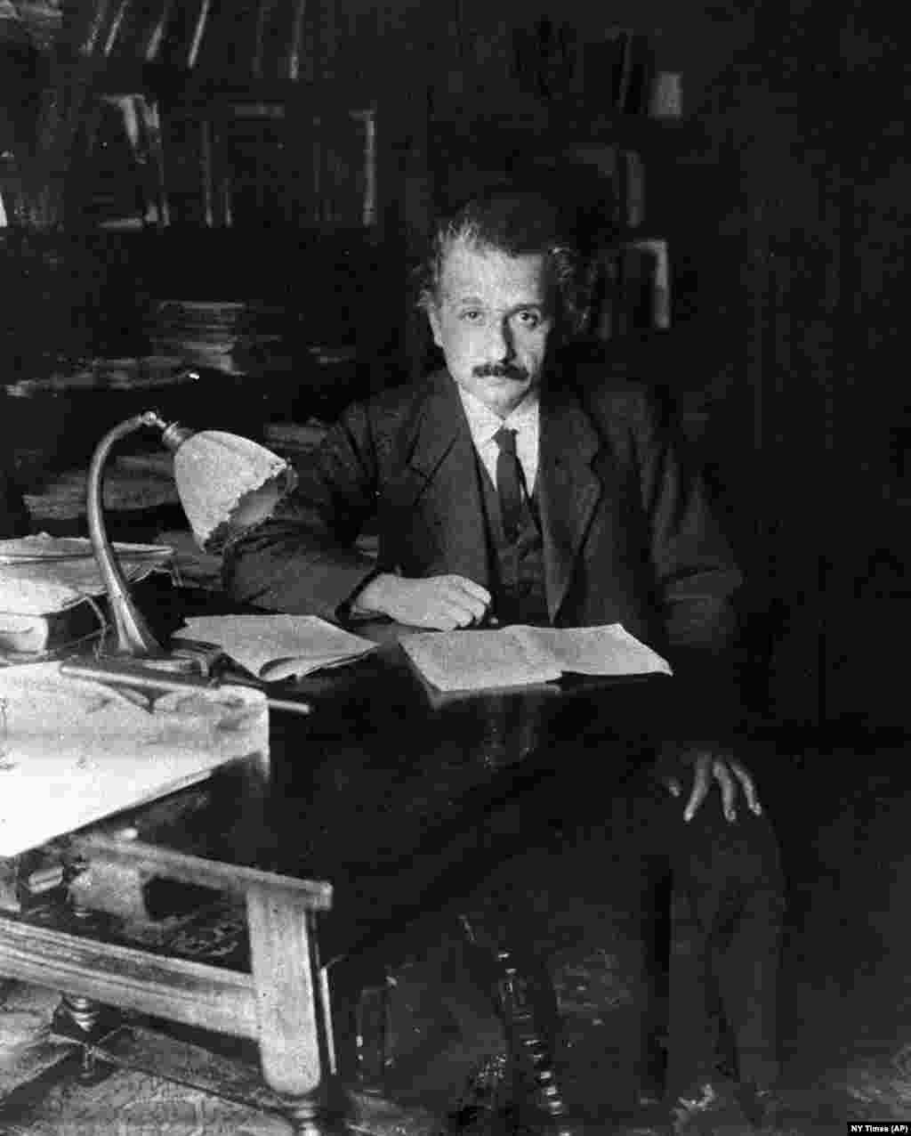 Альберт Эйнштейн позирует в своем кабинете в Берлине в 1919 году. На снимке ему 40 лет. Несмотря на признание в научных кругах, имя Эйнштейна станет известным только после получения им Нобелевской премии по физике в 1921 году 