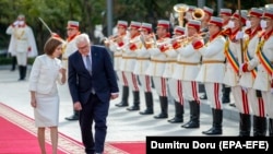Moldovan President Maia Sandu (left) talks with German President Frank-Walter Steinmeier during his visit to Chisinau on September 29.