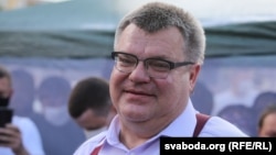 Віктар Бабарыка падчас пікета па зборы подпісаў на Камароўскім рынку.