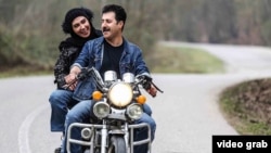 In one of the sequences in the final episode of Paytakht 6, newlyweds ride a motorbike on the roads of northern Mazandaran Province, an image that has reminded many of an iconic scene in the 1975 romantic drama Hamsafar.