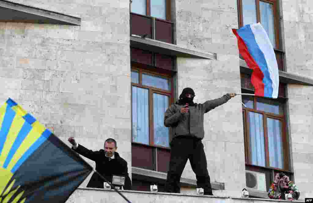 Здание областной администрации после штурма 