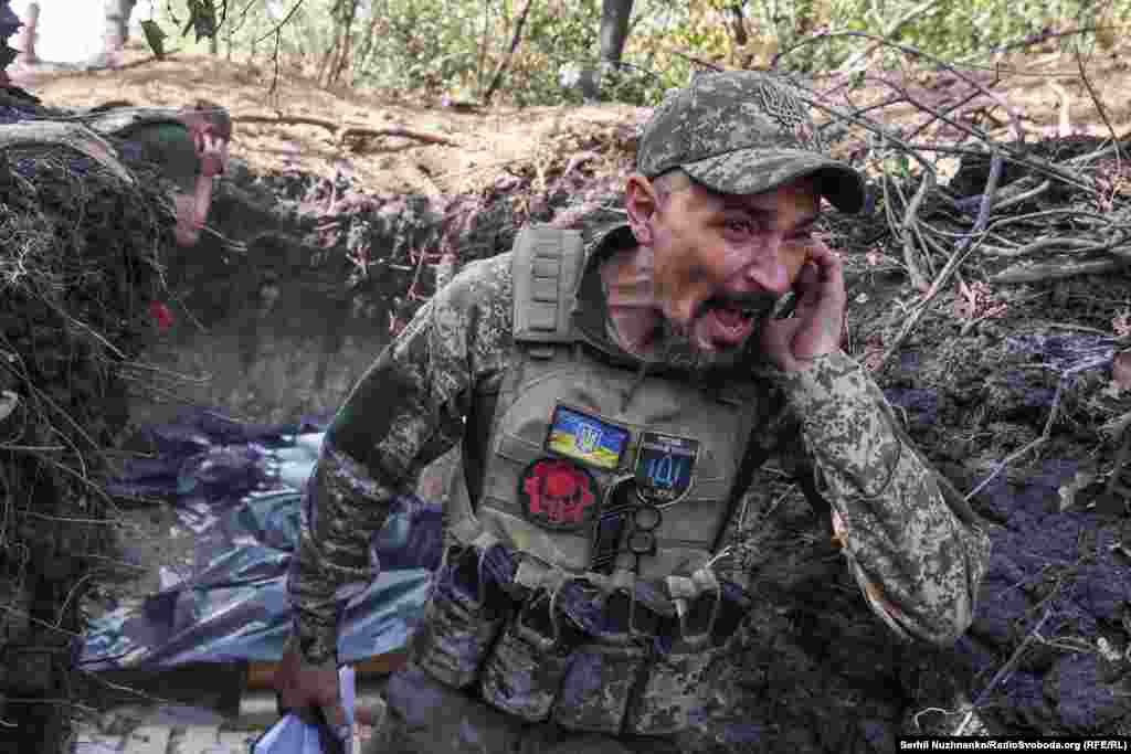 40 жаштагы Артем - украин армиясынын командири. Анын артиллериялык бөлүгү Покровскидеги каршылаштын позицияларына ок атып жатат. 2024-жылдын октябрь айы. 