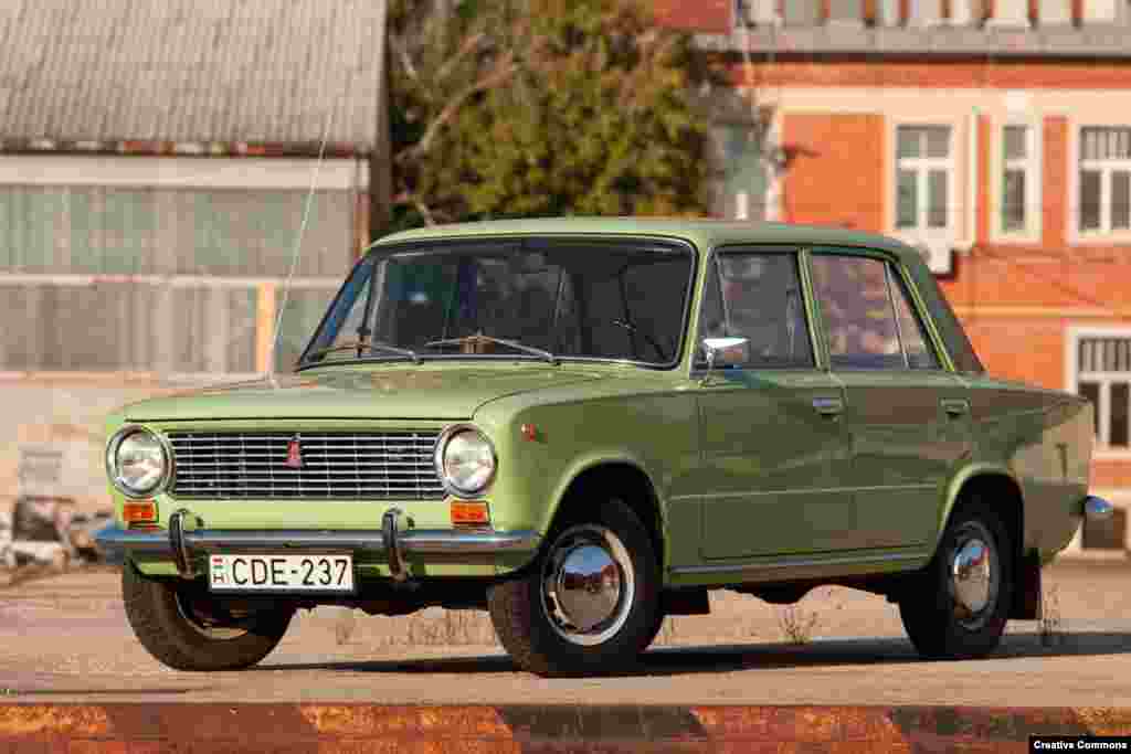 Fiat заключил сделку с советским правительством о создании завода в Тольятти (названном в 1964 году в честь итальянского коммуниста Пальмиро Тольятти). «Жигули» (экспортное название Lada) были тщательно смоделированы по образу и подобию Fiat, но с более толстой сталью и более высоким подъемом для российских дорог. Знаменитый автомобиль выпускался почти 18 лет, а Тольятти - дом АвтоВАЗа, крупнейшего автопроизводителя страны, который сегодня является частью французской Groupe-Renault, - остается центром автомобильного производства в России.