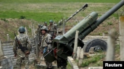 Вірменія і Азербайджан через свої оборонні відомства заявили, що бої тривали вночі та відновилися вранці